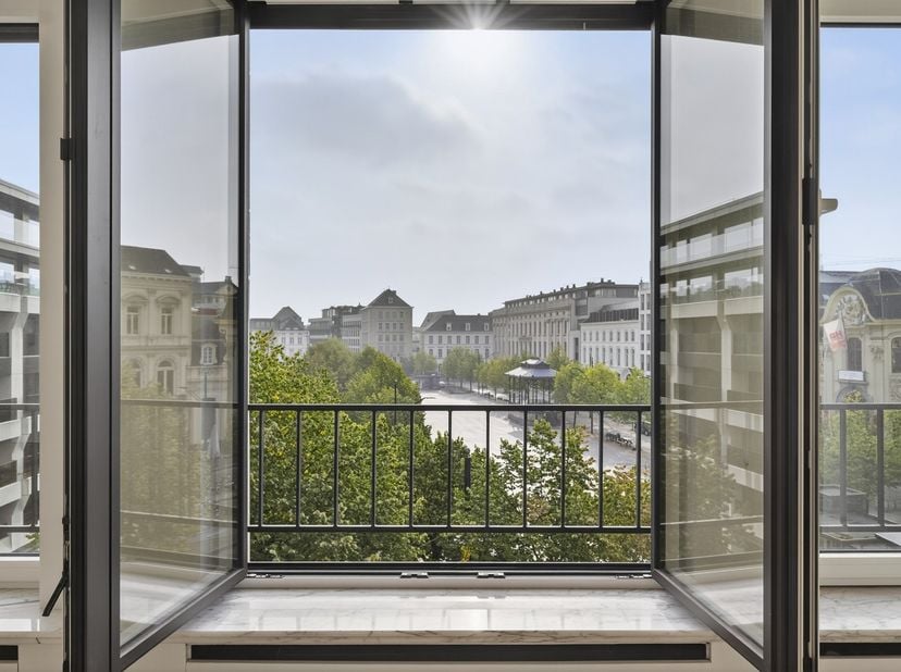 Welkom in Residentie Palace , een van de statige appartementsgebouwen aan de Kouter. Bij het binnengaan van het gebouw kan u meteen ervaren dat er geb