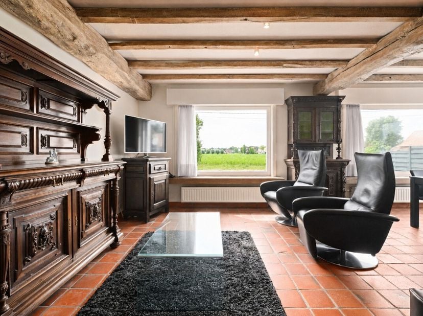 Op een rustige locatie in Deerlijk bevindt zich deze verzorgde en instapklare woning met drie ruime slaapkamers, een zonnige en ruime tuin en praktisc