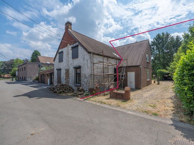 In het groen gelegen halfopen bebouwing met kelderverdieping en carport op slechts 100m van de Zuid-Willemsvaart<br />
<br />
Troeven<br />
- Geleg