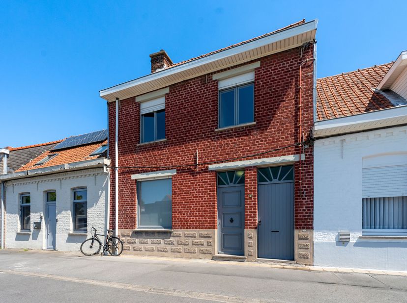 Op te frissen woning te koop in Gullegem!!<br />
We betreden de woning via de ruime inkomhal en komen terecht in de leefruimte. Hier is er ruimte voor