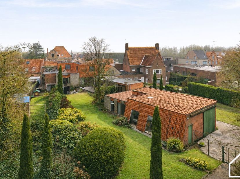 Een verborgen villa met praktijkruimte, bijgebouw en loods in het centrum van Moorslede ook wel de 'groene long' genoemd op maar liefst 1461m². Deze u