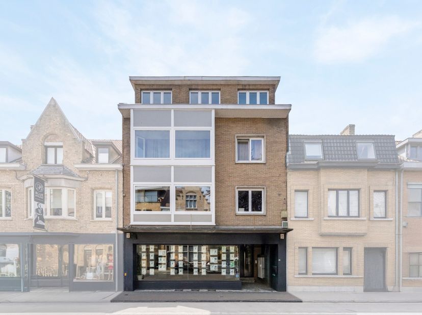 Op een centrale ligging, vlak bij de Grote Markt van Diksmuide, vindt u dit ruime pand met lift, garage en achterliggende toegang. Dankzij de royale o