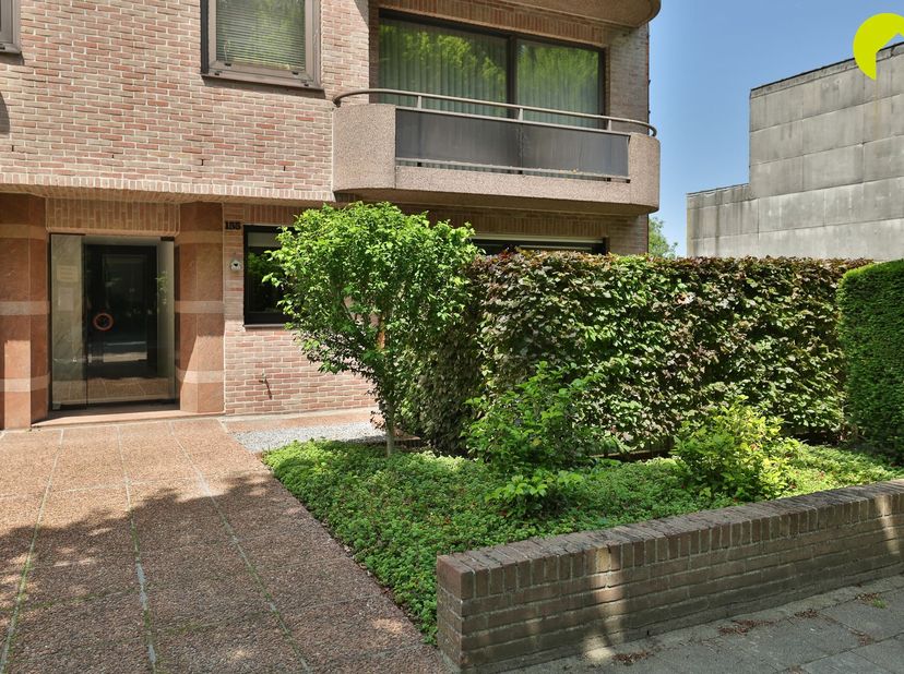 Dit perfect onderhouden appartement (106 m²) met voor- én achtertuin vinden we op de gelijkvloerse verdieping van een rustig en goed onderhouden gebou