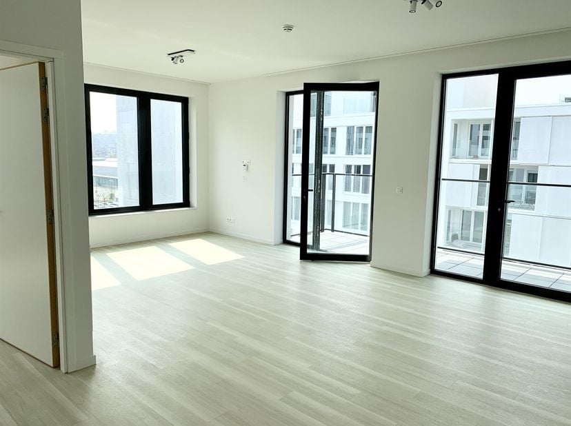 Immo Wauters biedt u dit ruime en lichte appartement met één slaapkamer aan, ideaal gelegen in een groene en gezellige omgeving, vlak bij het station