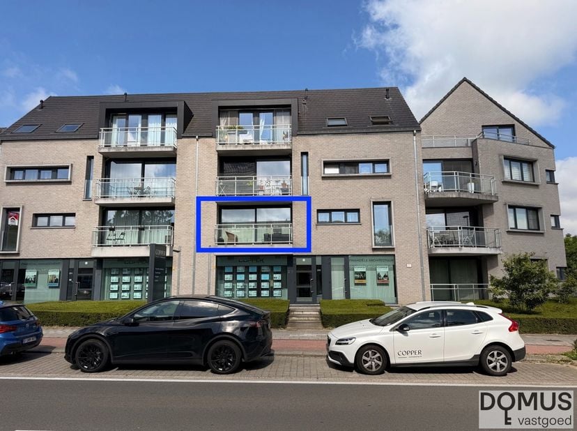 Ontdek dit recent appartement (bouwjaar ca. 2014) dat modern wooncomfort combineert met een praktische indeling en een uitstekende afwerking. De licht