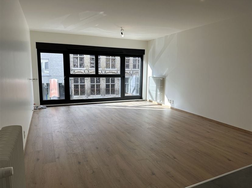 Cet appartement joliment aménagé, situé au 1er étage et doté d'une entrée indépendante, comprend une cuisine entièrement équipée, un salon, une terras