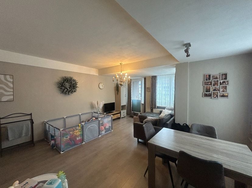 Gezellig appartement in het centrum van Pelt:Indeling: inkomhal, woonkamer, keuken, berging, toilet, 2 slaapkamers en badkamerLichtrijke woonkamer met