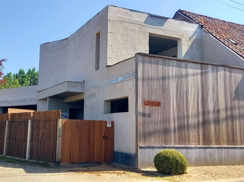 Bent u op zoek naar een woning die u volledig naar uw eigen smaak en wensen kunt afwerken? Dan is deze zorgvuldig opgebouwde casco woning in het rusti