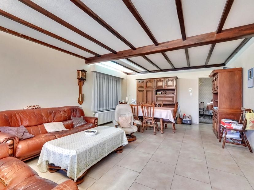In een aangename omgeving in Wellen bevindt zich deze woning met een solide basis en tal van mogelijkheden. Dankzij de ruime en logische indeling is z
