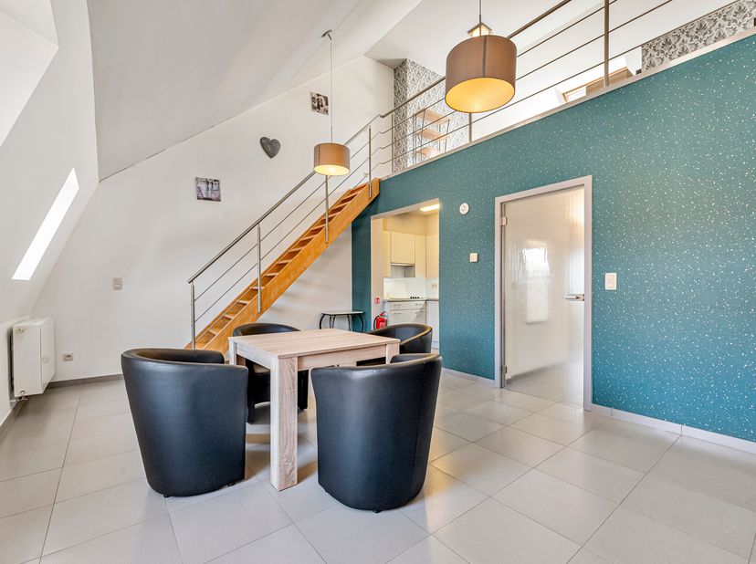 Op wandelafstand van de Grote Markt, het station, winkels en horecazaken bevindt zich dit recent en modern appartement met 2 slaapkamers.<br />
*VERGU