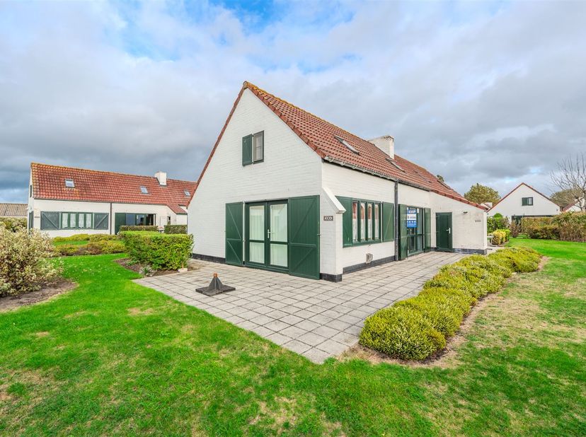 Vakantiewoning te koop in Westende<br />
<br />
Knusse vakantiewoning aan de kust, ideaal gelegen op enkele minuten van het strand. De woning beschikt