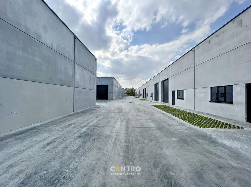 Benaderende bruto-AFMETINGEN:&amp;nbsp;<br />
b: 12,00m x&amp;nbsp; d: 21,66m<br />
Inclusief 2 private parkeerplaatsen!<br />
<br />
AFWERKING: <br />
-&amp;nbsp