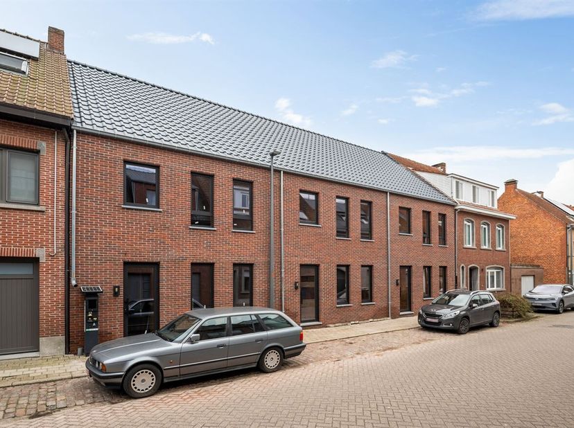 3 BEN-woningen Harmoniestraat Turnhout gelegen aan de Harmoniestraat te Turnhout nabij de Nieuwe Kaai en Grote Markt. <br />
We betreden de woning via