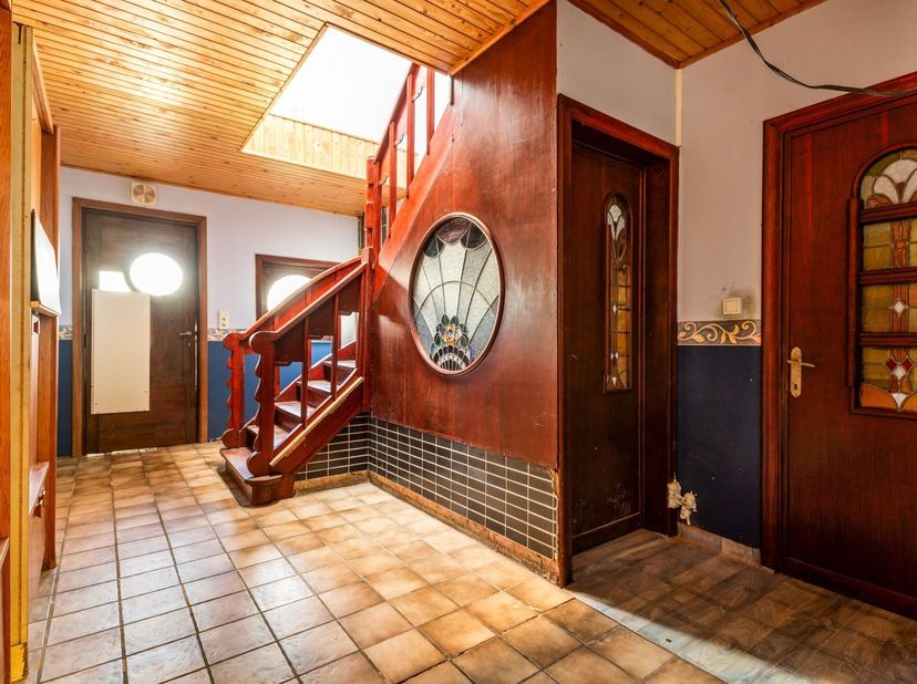 Karaktervolle art-deco woning (open bebouwing) met 3 slaapkamers, garage en zuidgerichte tuin, gelegen op een perceel van 21 m breed en 57 m diep in h