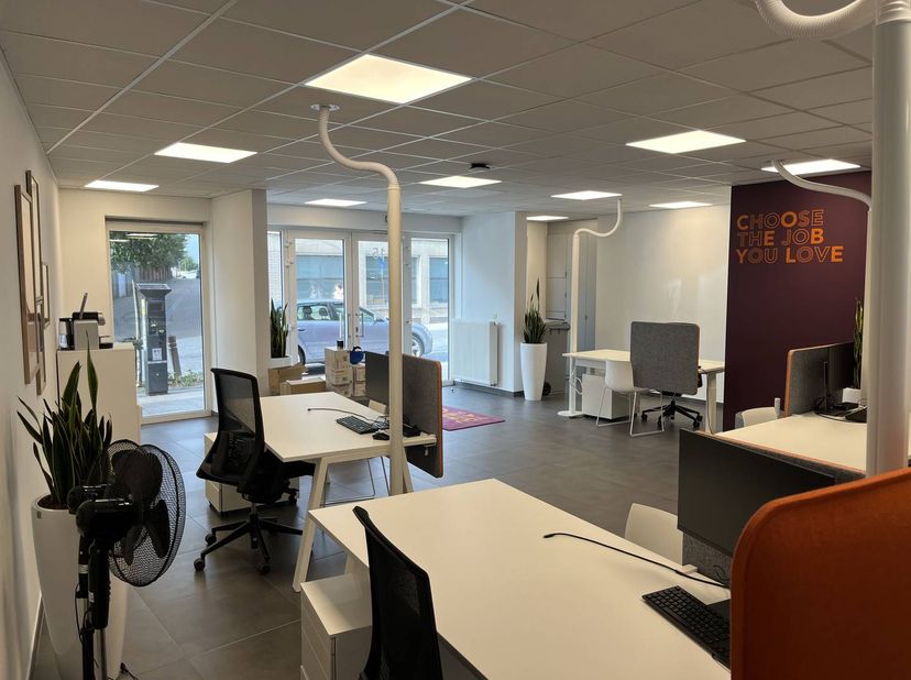 Vous recherchez un local commercial au look professionnel ? Cet espace de bureau de 85 m² de plain-pied doté d'une large façade est idéalement situé d