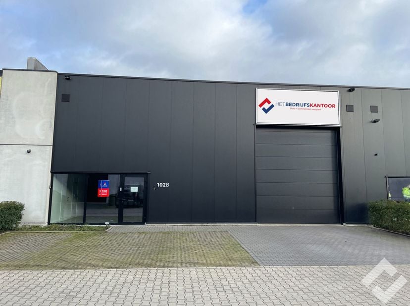 Zeer praktische KMO-unit met studio te huur op bedrijvensite de Campus te Pelt. Deze bedrijvensite is gelegen aan de oprit van de Noord-Zuidverbinding