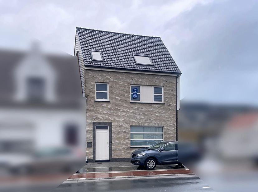 MAISON MODERNE AVEC JARDIN - <br />
<br />
Cette maison prête à emménager offre un confort immédiat grâce à sa finition moderne, sa luminosité optimal