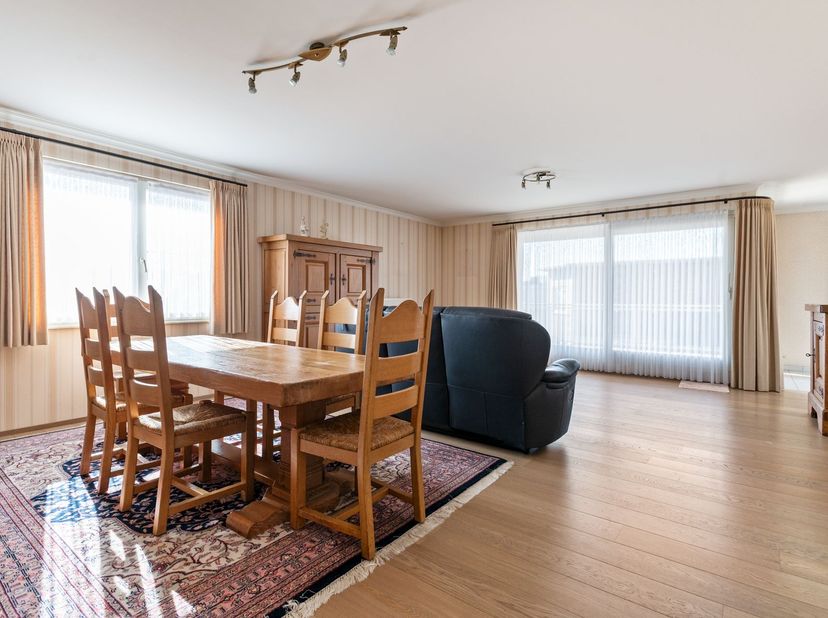 Appartement met 3 slaapkamers, terras en ondergrondse garage<br />
<br />
Omschrijving<br />
Tweede verdieping<br />
Via de gemeenschappelijke ink