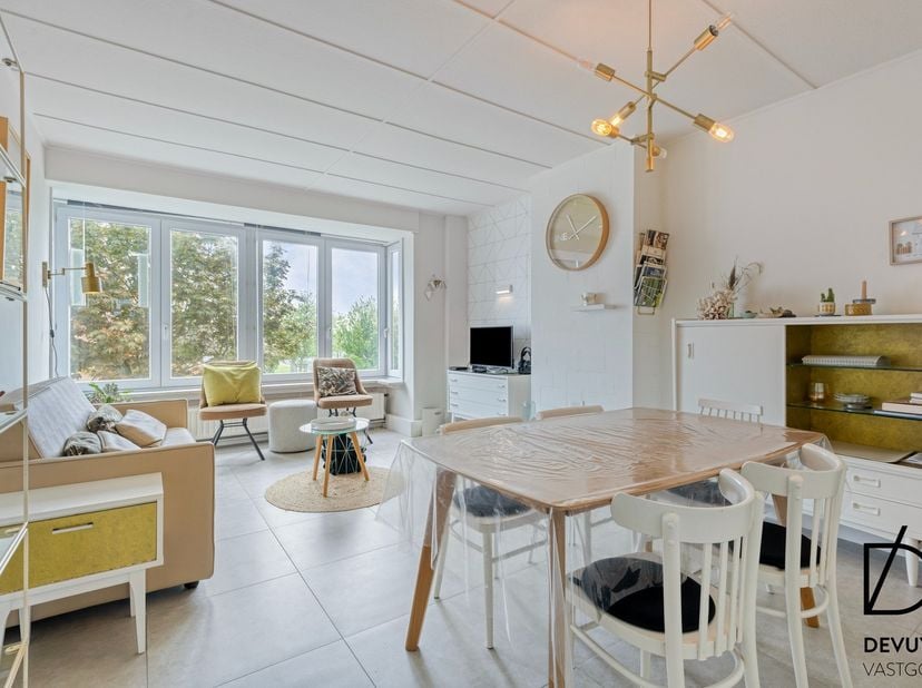Op een boogscheut van strand en duinen en vlakbij het bruisende centrum van Bredene bevindt zich dit charmante en&amp;nbsp;instapklare appartement met 2 v