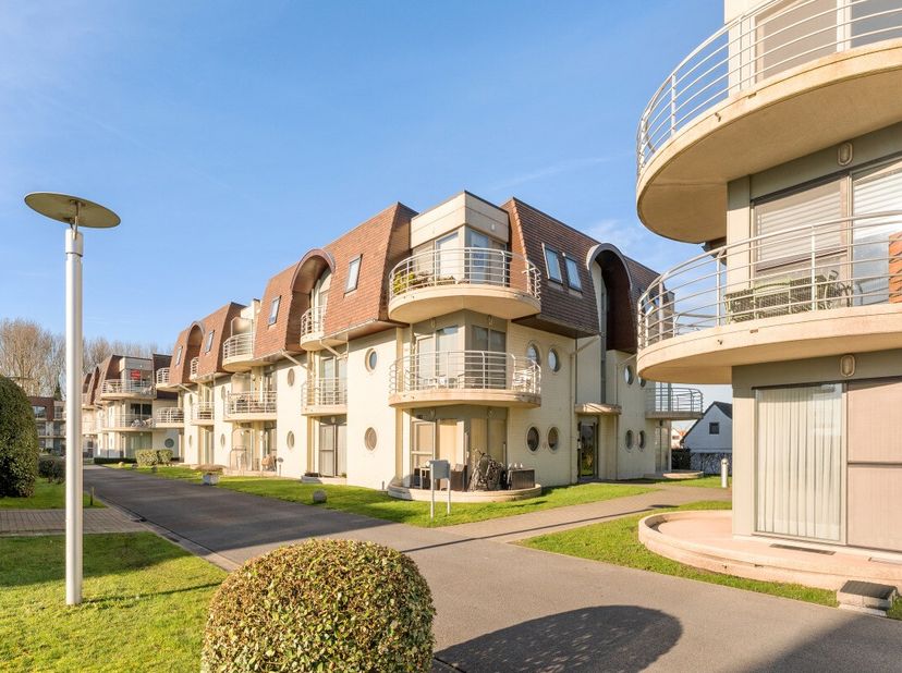 [[ DIT PAND NEEMT DEEL AAN DE ERA OPEN HUIZEN DAG OP 13/6 VAN 11:00 TOT 12:00 ]] Te koop: gezellig appartement in de Derbylaan, Bredene, gelegen in ee