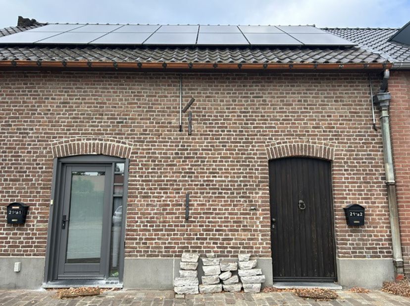 Appartement met eigen inkomdeur, ruime inkomhal en aparte berging. Trap naar boven : woonkamer met open ingerichte kookhoek, apart toilet, 1 slaapkame