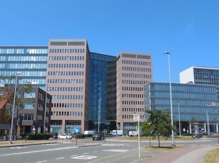 585m² kantoorruimte op 2e verdieping<br />
Ligging: langs de belangrijkste invalsweg van Gent; aan de voet van afrit E40/E17; gratis shuttledienst naa