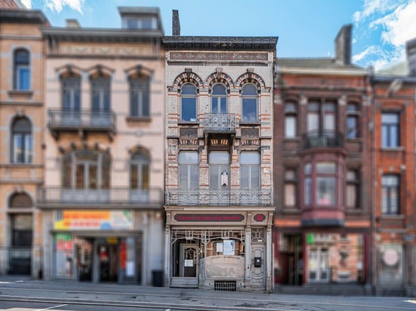Easyhome Immobilier heeft het genoegen u dit gemengd gebouw in Art Nouveau-stijl voor te stellen, ideaal gelegen in het hart van Charleroi, met een ui