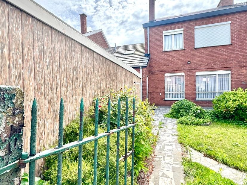 Lichtrijke woning op een perceel van 157 m², gelegen in rustige woonbuurt dichtbij letterlijk alles wat men nodig heeft aan winkels , bakker, slager,.