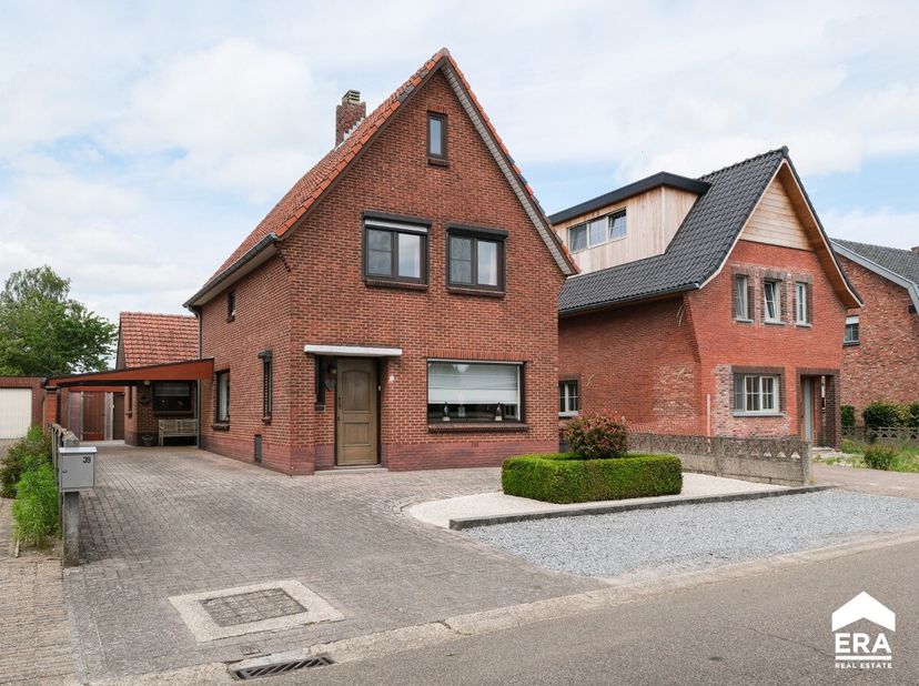 Gezellige, zeer degelijk onderhouden woning op een toplocatie dicht bij winkels, supermarkten, scholen, openbaar vervoer en wandel - &amp; fietsroutes. De