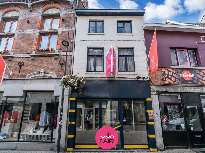 Op een uitstekende commerciële toplocatie aan de Sint-Truiderstraat 44 in Tongeren bevindt zich dit veelzijdige handelspand met een ruime woonst. Dank