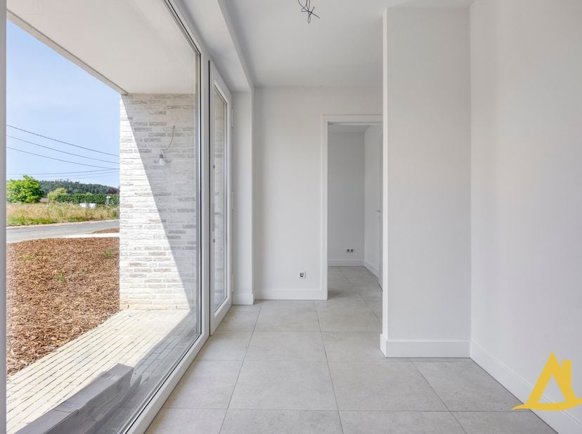 Deze hoogwaardige nieuwbouwwoning combineert een strakke, hedendaagse architectuur met duurzaam wooncomfort en een rustige, groene ligging. Op een per