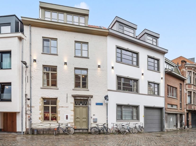 Gezellige, gemeubelde studio met gezamelijke keuken, terras en fietsenstalling. Gelegen in een mooi gebouw op een topligging in het centrum van Leuven