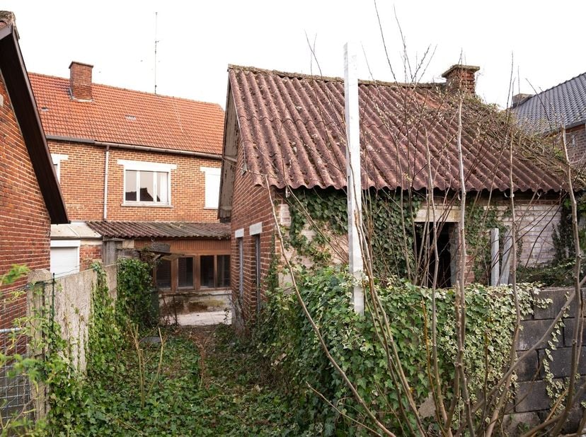 Deze rijwoning is een woning die een volledige renovatie vraagt.<br />
Het voordeel aan deze woning is dat er een garage, tuin, kelder en zolder is.<