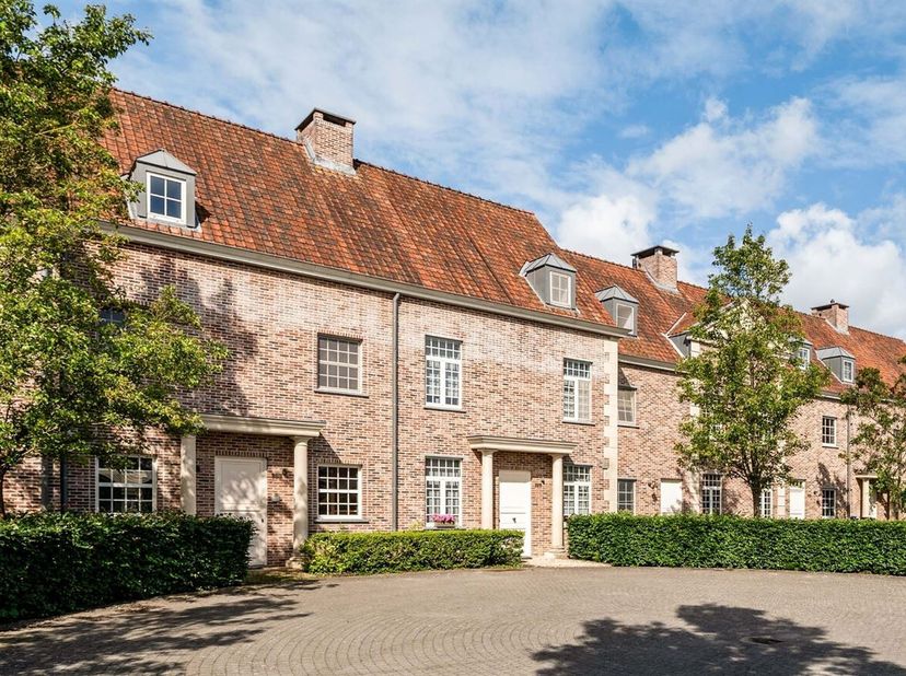 Maison mitoyenne prête à emménager dans un lotissement fermé et exclusif<br />
Cette charmante maison mitoyenne est située dans un lotissement unique