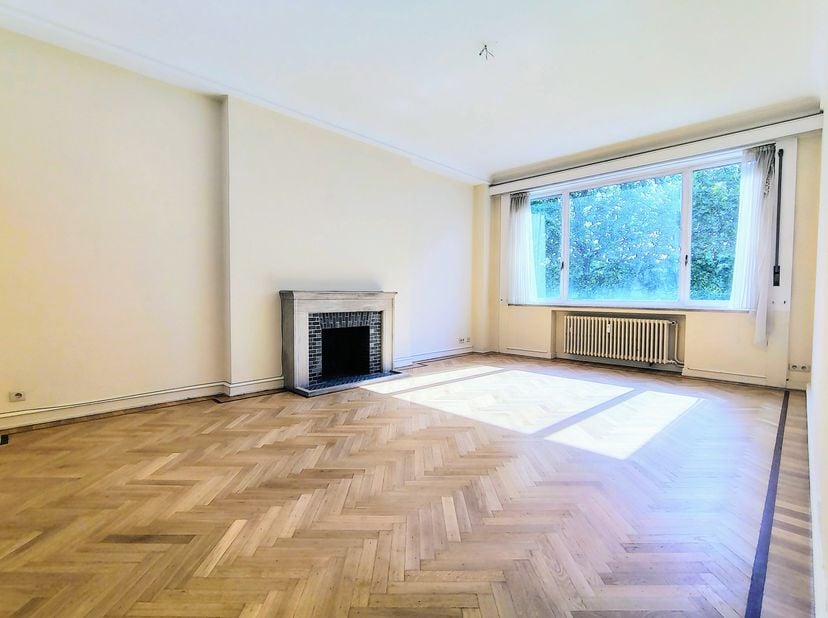 WOLUWE-SAINT-PIERRE, tegenover de Montgomery-rotonde en vlak bij de Europese instellingen. Prachtig APPARTEMENT (2 slaapkamers/2 badkamers) van ± 166