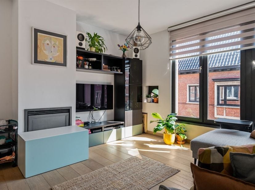 Op zoek naar een energiezuinige, instapklare woning op een centrale ligging in Sint-Niklaas? Deze volledig gerenoveerde woning combineert hedendaags w