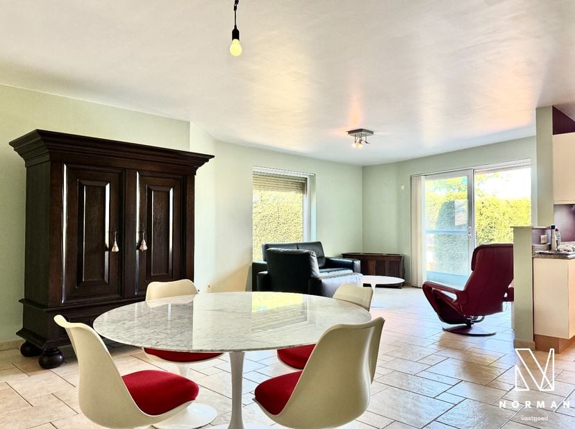 Welkom in dit ruime gelijkvloerse appartement met 2 slaapkamers, tuin en garage, gelegen in Leupegem! Het appartement heeft een strategische ligging: