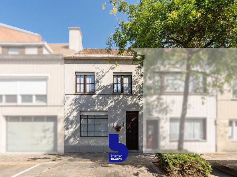Op zoek naar een ruime woning met een grote tuin op een uitstekende locatie? Deze aangename rijwoning combineert veel leefruimte, twee ruime slaapkame