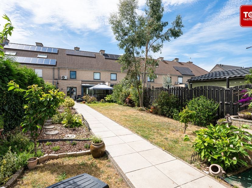 Deze instapklare en energiezuinige woning is rustig gelegen in een aangename straat nabij het centrum van Eeklo. <br />
Dankzij de vlotte verbinding e