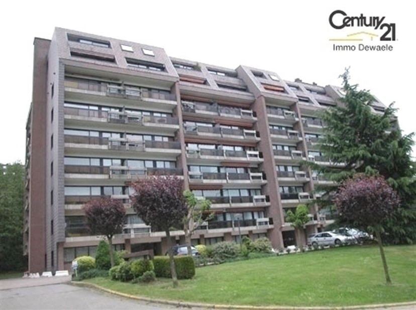 (Proche du Shopping) bel appartement de 84 m² + terrasse et garage-box, 2 chambres, salle de bains, grand séjour, cuisine équipée avec coin à déjeuner