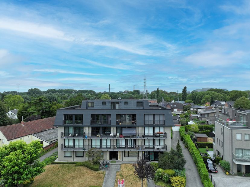 Dit ruime appartement is goed gelegen nabij Merelbeke centrum, Gent Zuid, openbaar vervoer, scholen, winkels en de aansluiting met de verbindingswegen