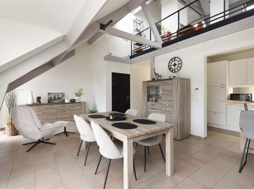 Knap lichtrijk duplex appartement met 2 slaapkamers en ondergrondse garage <br />
<br />
Ligging:<br />
+ Gelegen in de mooiste en best bereikbare