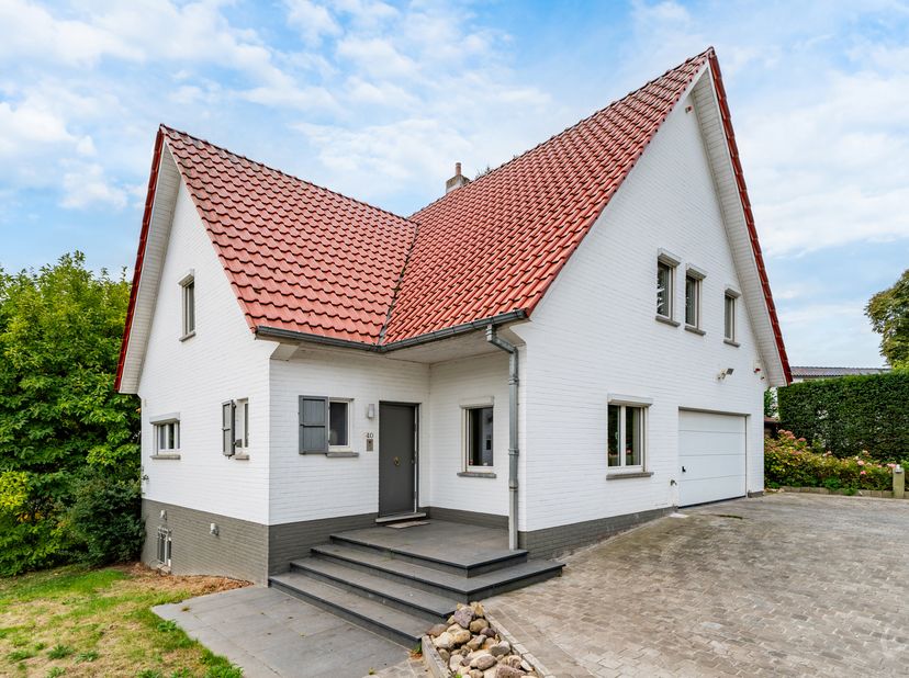Sous-option - En attente de signature de compromis<br />
We Invest Waterloo vous présente cette magnifique villa située à Waterloo. D’une superficie t