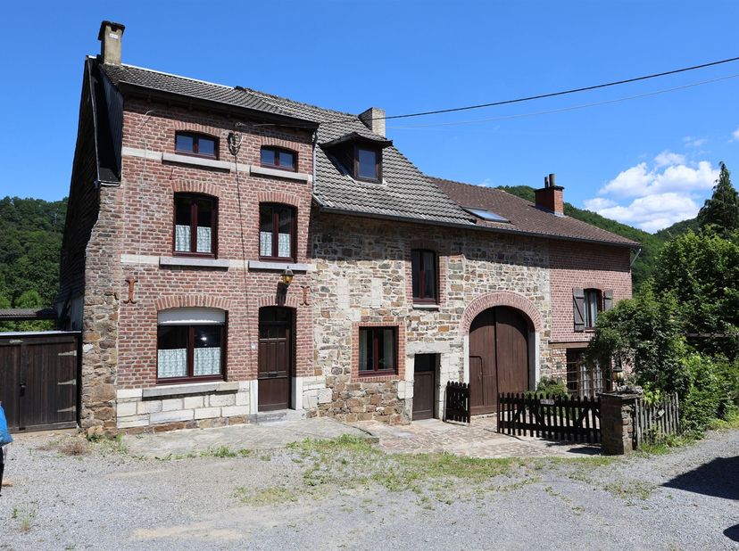 Double maison à rénover située au calme dans le village de Nonceveux. Proche des Fonds de Quarreux, Ninglinspo, grottes de Remouchamps, Monde Sauvage.