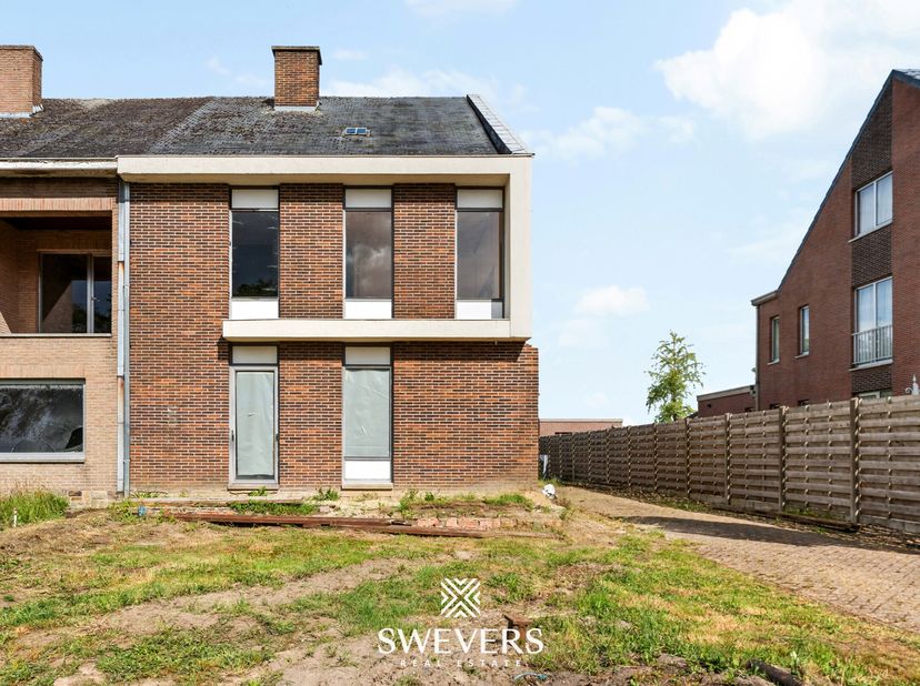 Voor meer info en fotos, surf naar www.swevers.be  Deze halfopen bebouwing aan de Pietelbeekstraat 122 in Hasselt biedt een uitstekende kans voor wie
