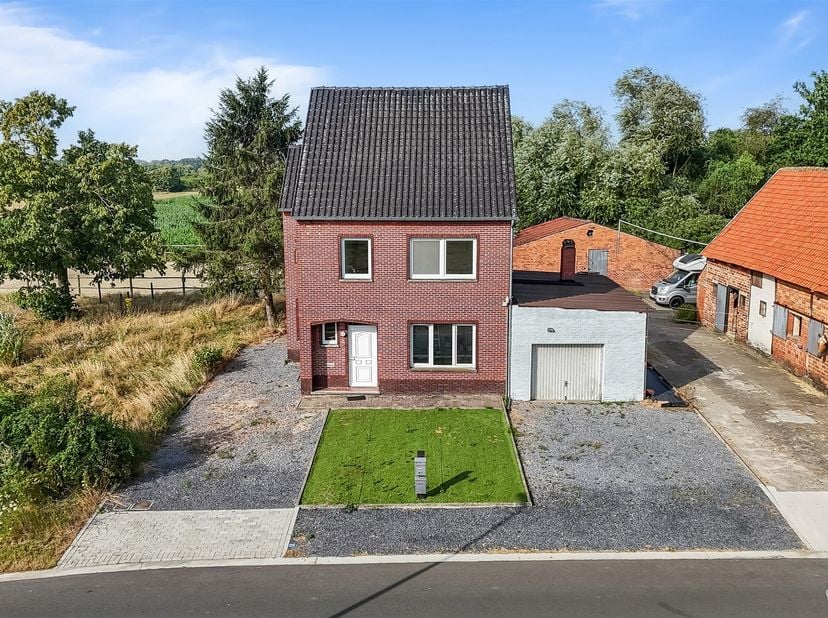 Bent u op zoek naar een woning met ruimte, potentieel en interessante investeringsmogelijkheden? Dan is deze eigendom aan de Tomstraat 67 in Hasselt z