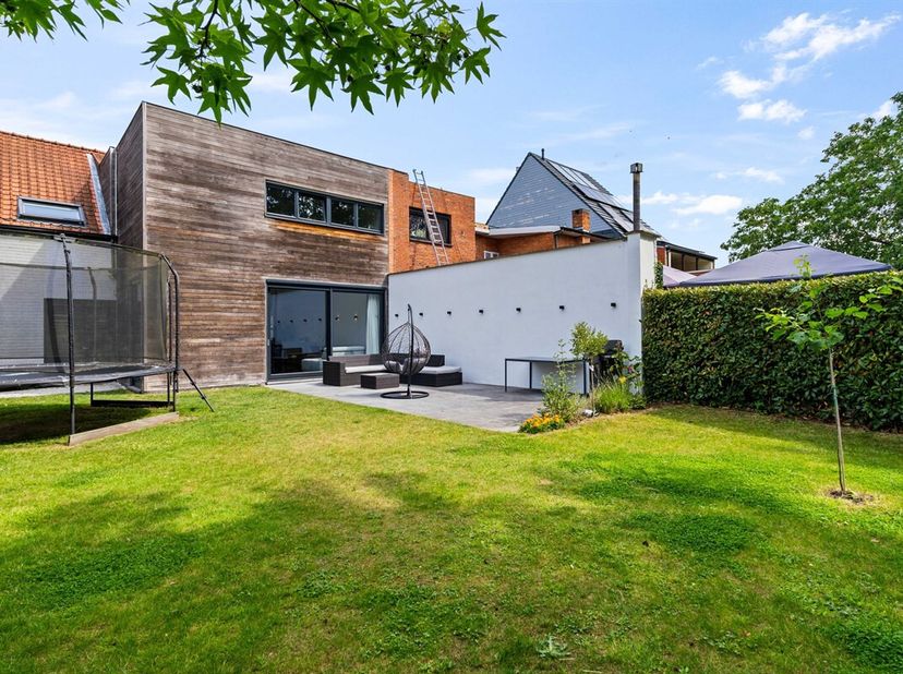 Hedendaagse half open bebouwing met 3 slaapkamers  en verzorgde tuin<br />
Deze in 2012 volledig gerenoveerde woning heeft een mooie woonkamer met pra