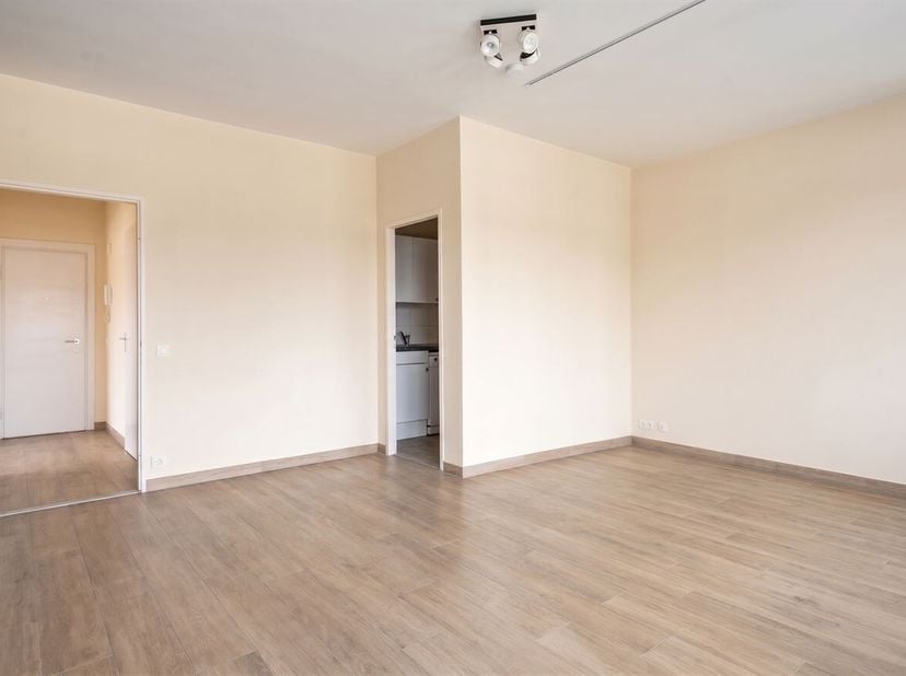 Modern gerenoveerd (2021) studio-appartement (38m²) met ruim terras (9m²) op toplocatie te Antwerpen!<br />
Ligging: Gelegen op toplocatie te Antwerpe