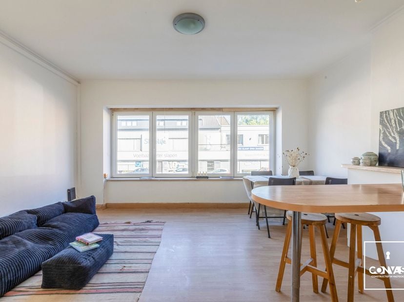 Dit appartement is gelegen aan de binnenring van Gent, waardoor u een vlotte verbinding heeft naar Gent Centrum, de R4 en N9. Daarnaast zijn verschill