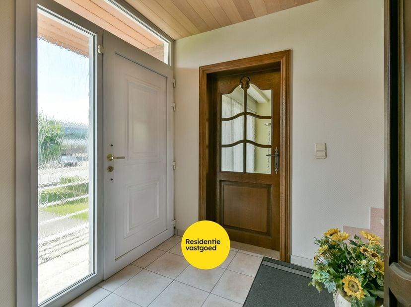 Welkom in de Oude Gentweg 68 te Torhout, een ruime en lichtrijke gezinswoning op een prachtig perceel van 900 m². Dankzij de gunstige ligging bevindt